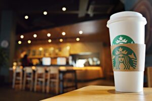 Τα Starbucks θα εξαλείψουν όλα τα PFAS από τις συσκευασίες τους