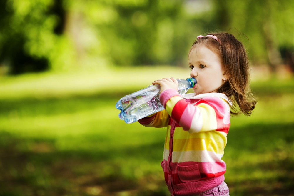 Des microplastiques dans 78% des eaux embouteillées les plus consommées en France !