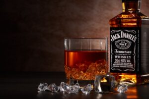 Jack Daniel’s VS Bad Spaniels: Ο δικαστικός αγώνας του γνωστού ουίσκι με… ένα παιχνίδι για σκύλους