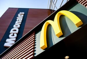ΗΠΑ: Καταστήματα franchise McDonald’s παραβιάζουν τους νόμους για την παιδική εργασία – 101 ανήλικοι εργαζόμενοι
