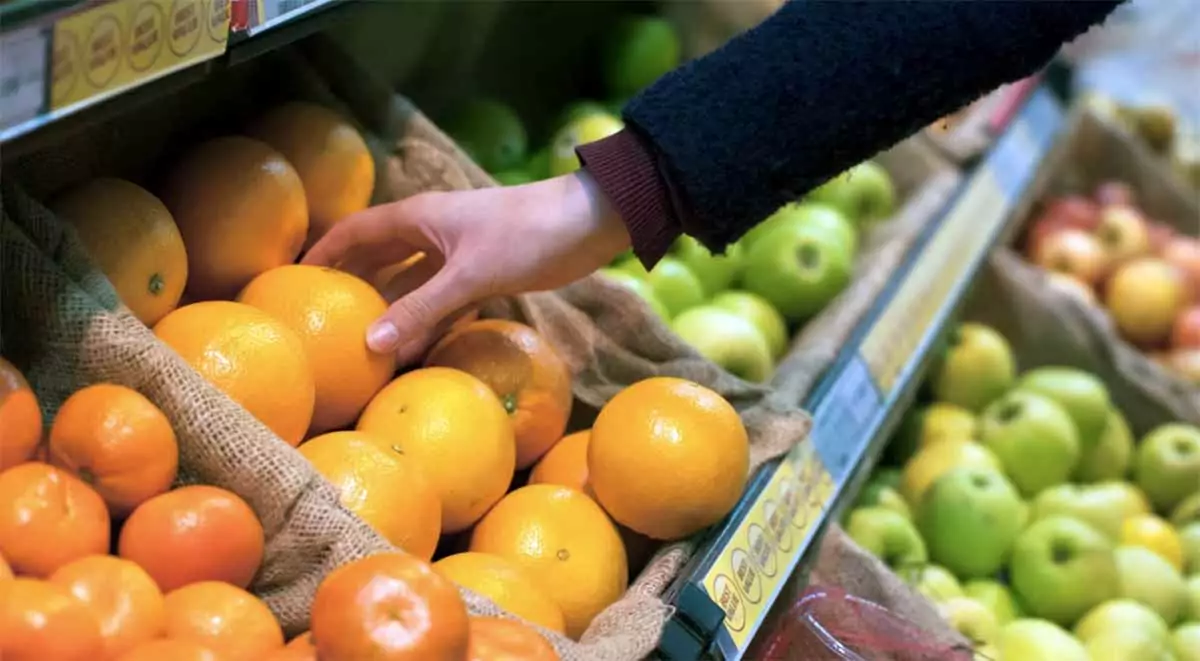 Perché gli italiani hanno smesso di mangiare frutta