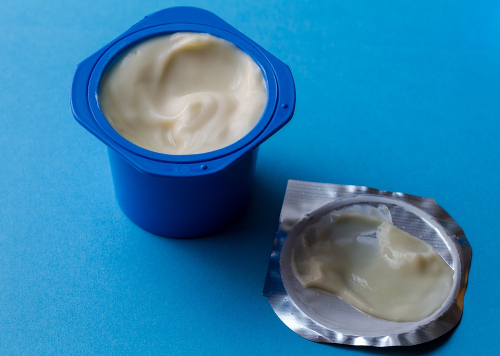Basta… leccare!  Tecnologia che impedisce allo yogurt di attaccarsi al coperchio della confezione
