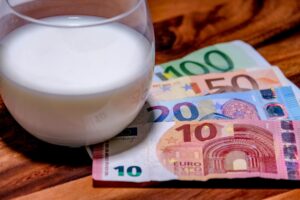Αγελαδινό Γάλα: Η Ελλάδα δεύτερη ακριβότερη χώρα στην Ευρώπη