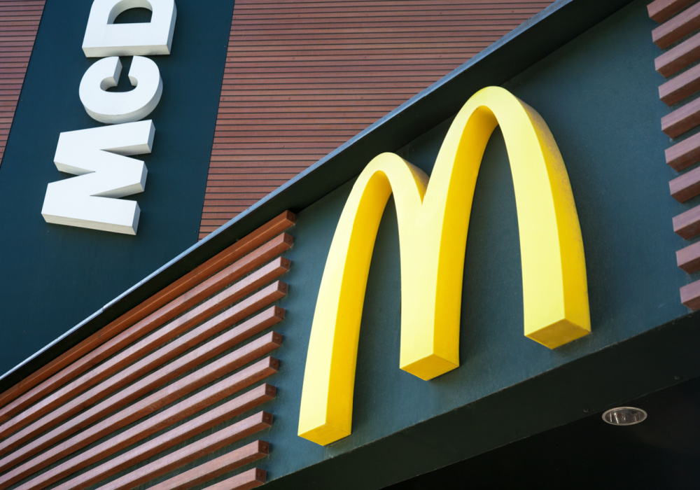 « Guerre » entre McDonald’s et le gouvernement français – le géant de la restauration rapide contraint de vendre des ustensiles réutilisables