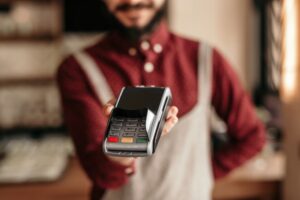 Τι θα γίνει με τα POS; Εκπνέει η προθεσμία – Οι τράπεζες αρνούνται σε όσους έχουν οφειλές και απαιτούν συγκεκριμένο τζίρο!