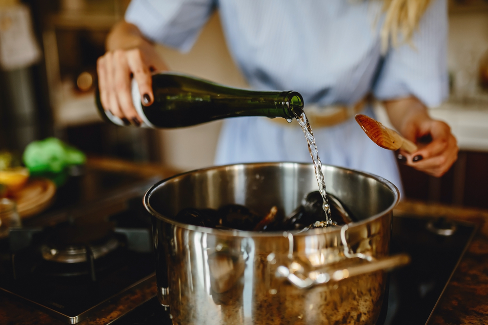 Perché nella cucina mediterranea le cozze e le vongole vengono cotte al vapore con il vino? E non è quello che pensi!