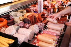 Τρείς οι νεκροί από τα μολυσμένα αλλαντικά