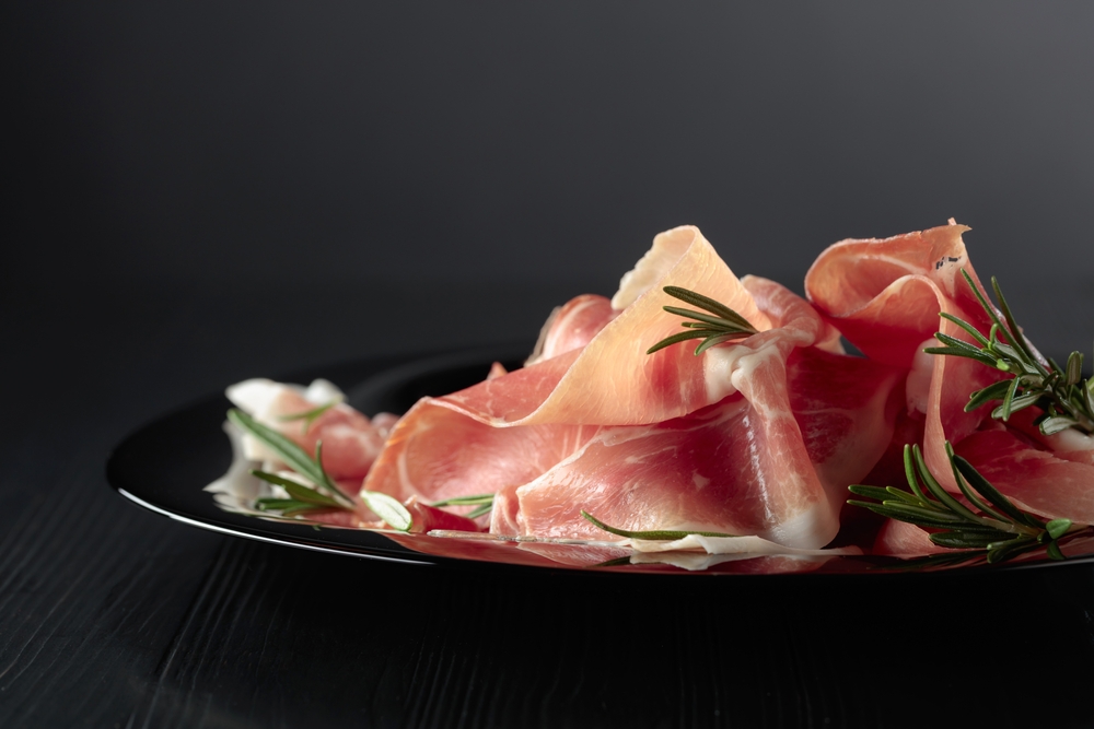 Prosciutto Italiano DOP: Svelata la seconda truffa – Nutrono i maiali con… la pizza!