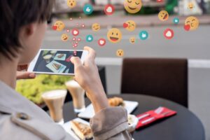 Οι ευρωπαίοι έφηβοι είναι εθισμένοι στα social media – Καμπανάκι του ΠΟΥ
