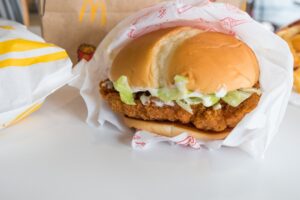 Φονικά κρεμμύδια στα McDonald’s: “Ανθρωποκυνηγητό” των αρχών για τον εντοπισμό του αγρότη