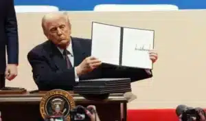 Ο Τραμπ προσπαθεί να διαλύσει και την Υπηρεσία Οικονομικής Προστασίας Καταναλωτών