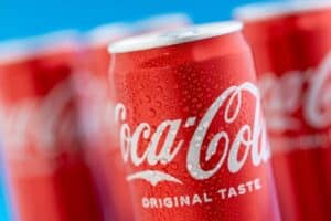 Η Coca-Cola κρατά τους Έλληνες καταναλωτές – Ισχυρή ανάπτυξη το 2025 με άλμα εσόδων και κερδοφορίας