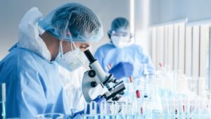 Εργαστήρια: Τι έδειξε έρευνα για την έκθεση σε χημικά και τη διατροφή νέων επιστημόνων
