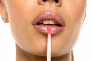 Lip gloss: Συναγερμός για το καρκινογόνο συστατικό που περιέχουν – Τι υποστηρίζει η Επιστημονική Επιτροπή της ΕΕ