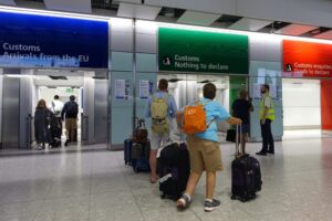 Πτήσεις: Η ΕΕ ανοίγει το δρόμο για υγρά πάνω από 100 ml στη χειραποσκευή – Τι τρόφιμα επιτρέπονται στις αποσκευές