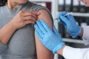 Ευρώπη: Θετική γνωμοδότηση από τον ΕΜΑ για το πρώτο συνδυαστικό εμβόλιο γρίπης και Covid
