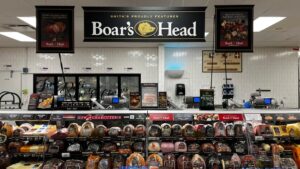 Boar’s Head: «Εξαγόρασε» τους 10 θανάτους και τις δεκάδες νοσηλείες, ξαναλειτούργησε και άρχισε εκ νέου τις… ανακλήσεις!