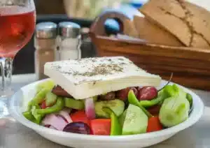 Έτσι θα φτιάξεις την τέλεια χωριάτικη σαλάτα στο σπίτι: Το μικρό μυστικό για μεγαλύτερη απόλαυση