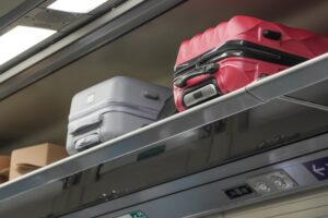 Παράνομες χρεώσεις στις χειραποσκευές – Ποιες αεροπορικές εταιρείες μηνύουν οι Ενώσεις Καταναλωτών