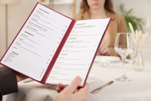 Τα «κόλπα» των εστιατορίων για να ξοδεύετε περισσότερα – χωρίς να το καταλαβαίνετε