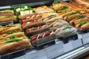 Αποσύρονται 63 τόνοι σάντουιτς μετά από καταγγελίες καταναλωτών – Περιέχουν πλαστικά κομμάτια από τα μπουκάλια της σάλτσας