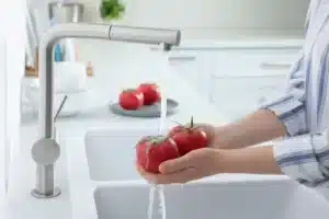Η αγαπημένη μας ντομάτα τελικά… δεν είναι για όλους! Mελέτη αποκαλύπτει ποιοι πρέπει να την αποφεύγουν