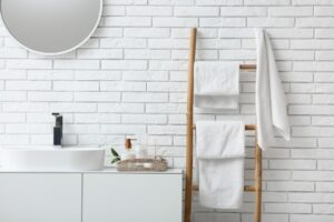 Πώς πρέπει να κρεμάτε τις πετσέτες μετά το μπάνιο για να στεγνώσουν γρήγορα και να μην μυρίζουν μούχλα