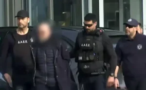 Στον ανακριτή ο ιδιοκτήτης της ΒΙΟΛΑΝΤΑ – Εργαζόμενοι έξω από τα δικαστήρια ως ένδειξη συμπαράστασης