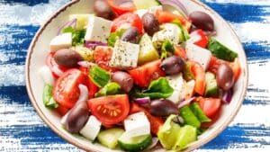 Οι επιτραπέζιες ελιές στην ελληνική μαγειρική αποτελούν ένα… «διατροφικό παράδοξο» σύμφωνα με επιστημονική αξιολόγηση
