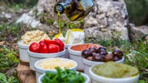 Το πιο αγαπημένο ελληνικό τρόφιμο είναι και το πιο μολυσμένο από πλαστικοποιητές – Τι έδειξε εργαστηριακό τεστ σε 216 προϊόντα - Cibum.gr