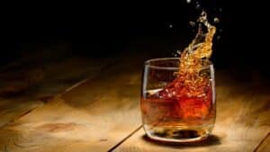 Τι κρύβεται πίσω από την κατάργηση δασμών στο σκωτσέζικο ουίσκι από τον Τραμπ, μετά την επίσκευψη του βασιλιά Καρόλου