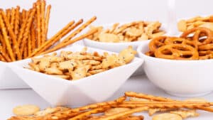 Γιατί το συνεχές snacking κάνει κακό στο ήπαρ ακόμα και όταν τρώμε υγιεινά