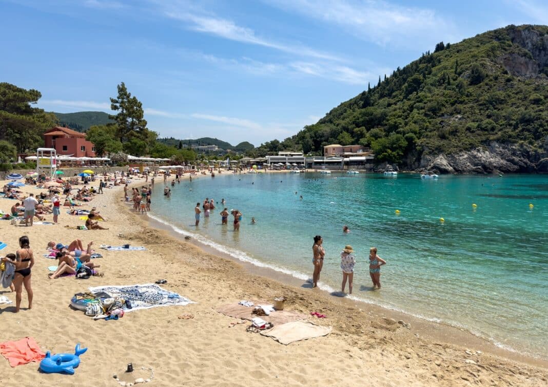 Απαγόρευση κολύμβησης στην Αττική: Οι παραλίες που πρέπει να αποφεύγουν οι λουόμενοι