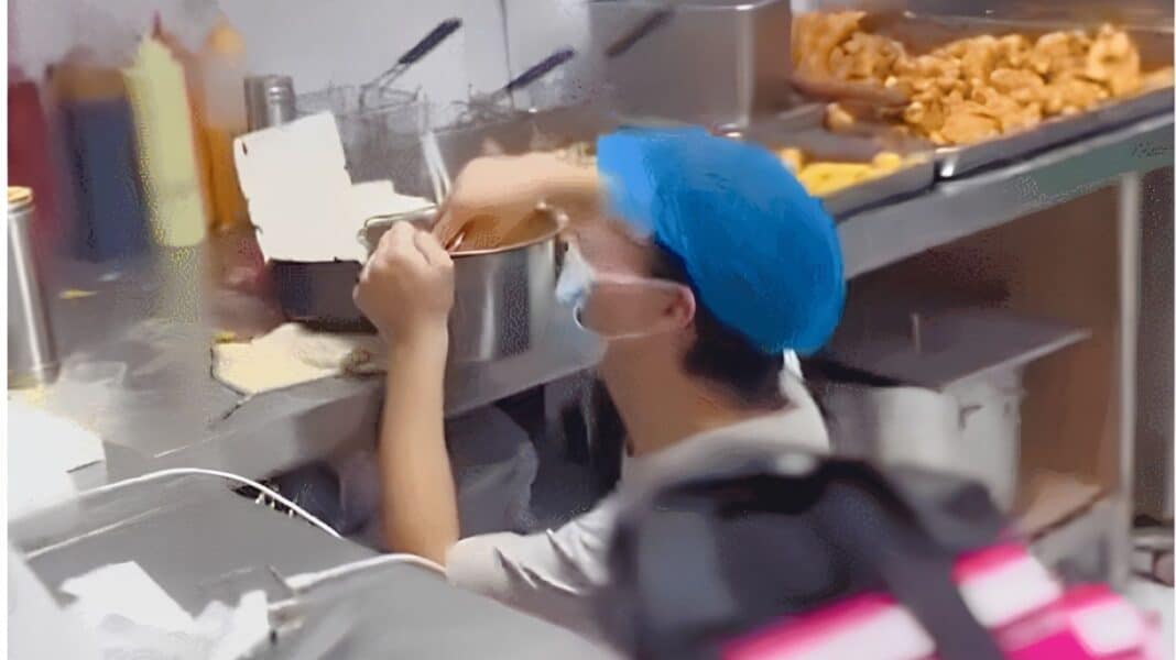 Βίντεο - «γροθιά» στο στομάχι: Υπάλληλος fast food παθαίνει κρίση και καταρρέει ενώ προσπαθεί μόνος να εξυπηρετήσει καταιγισμό παραγγελιών