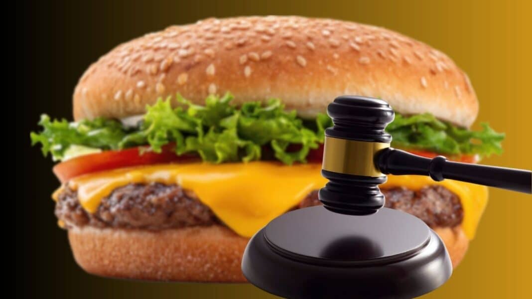 Αγωγή κατά μεγάλης αλυσίδας fast food - 68χρονη υποστηρίζει ότι νοσηλεύτηκε με βακτηριακή λοίμωξη μετά την κατανάλωση cheeseburger