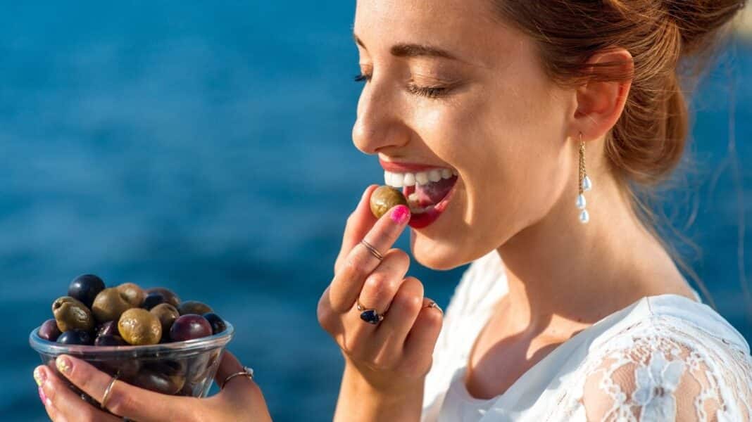 Πόσες ελιές την ημέρα μπορούμε να τρώμε; Οι ποσότητες που θεωρούνται ιδανικές και τι πρέπει να προσέχουμε