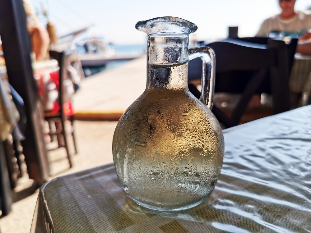 Νερό σε καράφα σε μπαρ και εστιατόρια: 1 στις 2 με παραβάσεις σε ελέγχους στην Ιταλία - Πρόστιμα και αναστολή λειτουργίας σε 10 επιχειρήσεις