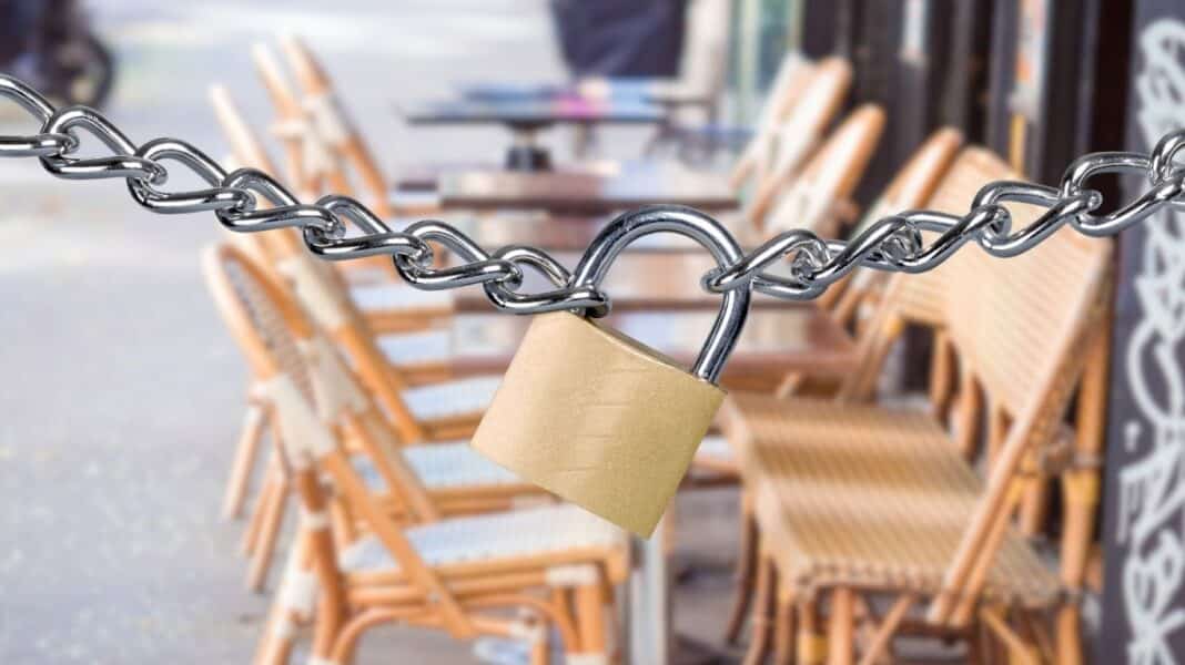 Χανιά: «Λουκέτο» σε δύο καντίνες για παραβάσεις με τραπεζοκαθίσματα