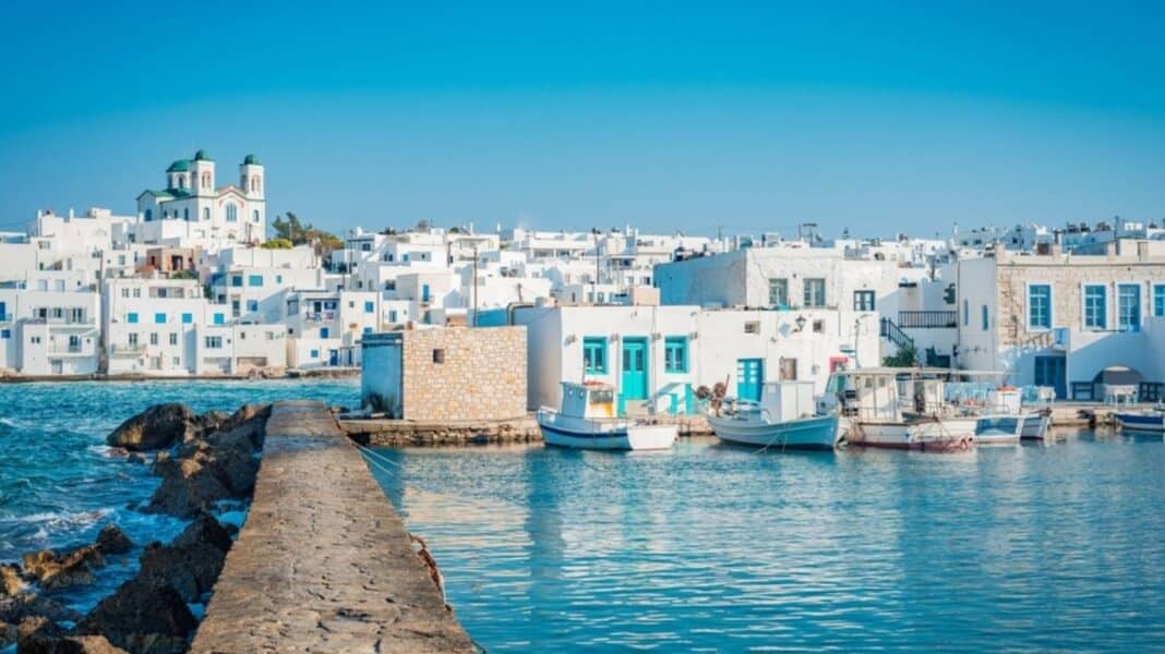 Γιατί «σαρώνουν» γρίπη Α και Covid τις Κυκλάδες Αυγουστιάτικα; Οι παράγοντες που ευνοούν τη μετάδοση