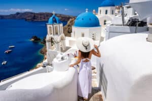 Σύνδρομο των Κυκλάδων: Πώς τα σοκάκια φθείρουν γόνατα και ισχία