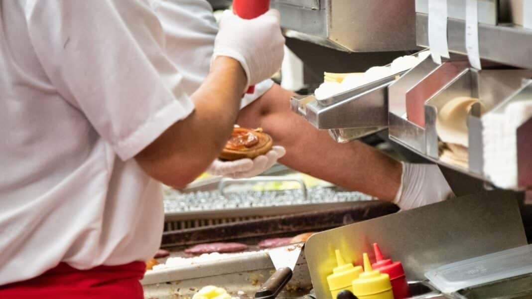 Αγωγή κατά μεγάλης αλυσίδας εστιατορίων για θρησκευτικές διακρίσεις και εχθρικό εργασιακό περιβάλλον