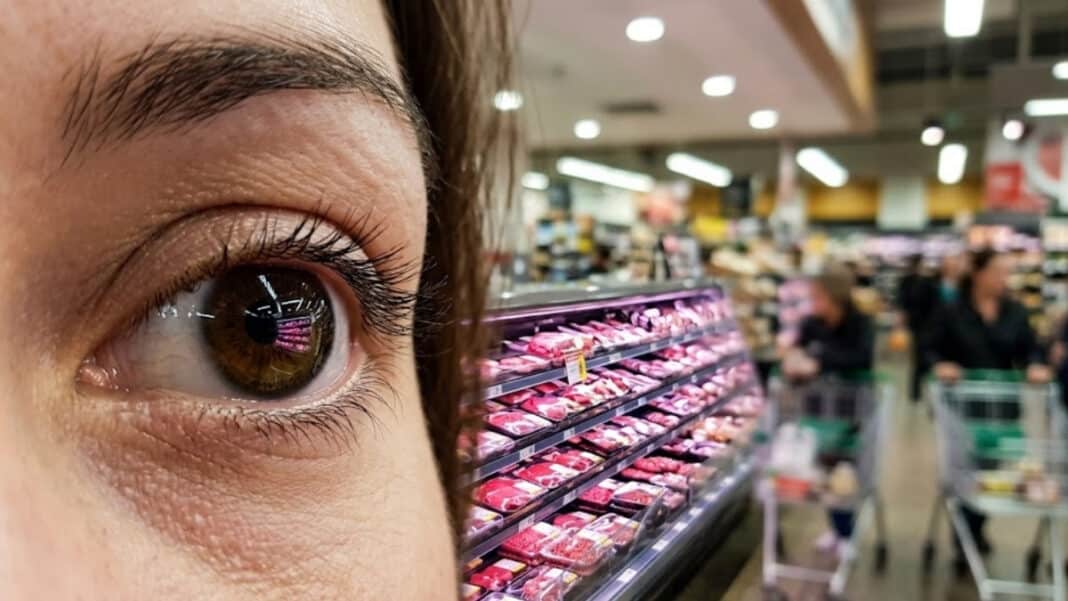 Το κόλπο των σούπερ μάρκετ για να φαίνεται το κρέας πιο φρέσκο – Τι δείχνουν επιστημονικές μελέτες και πειράματα