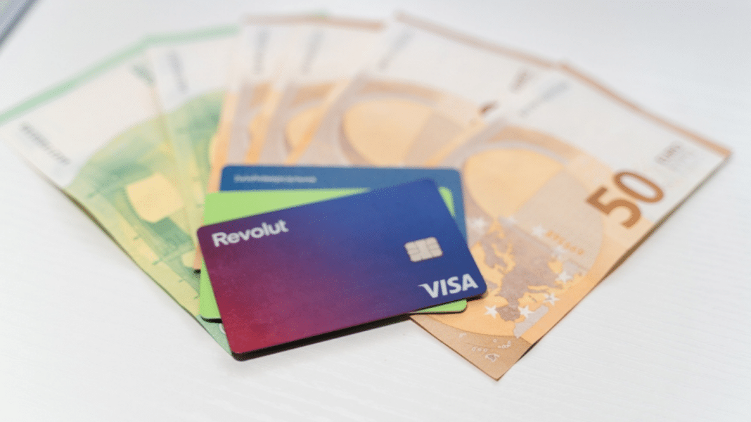 Revolut: Διέρρευσαν ευαίσθητα δεδομένα πελατών μετά από ψεύτικα αιτήματα που έμοιαζαν να προέρχονται από κρατική υπηρεσία