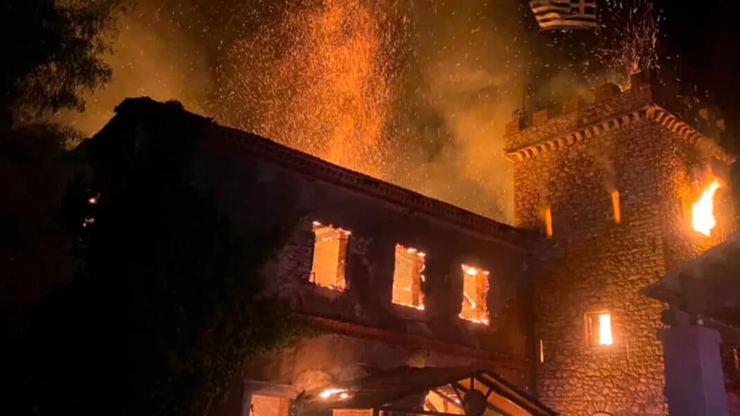 Μεγάλη φωτιά στο οινοποιείο Achaia Clauss στην Πάτρα, καταστράφηκε ολοσχερώς το πέτρινο κτίριο