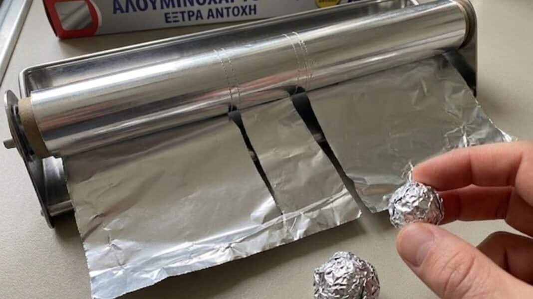 Το κόλπο για να μη σας σκιστεί ποτέ ξανά το αλουμινόχαρτο