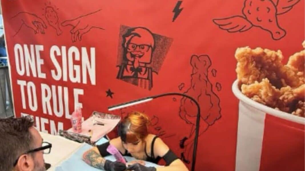 KFC: Αντιδράσεις για την καμπάνια που καλεί τους καταναλωτές να χαράξουν στο σώμα τους το σήμα της αλυσίδας για δωρεάν τηγανητό κοτόπουλο μια ζωή!