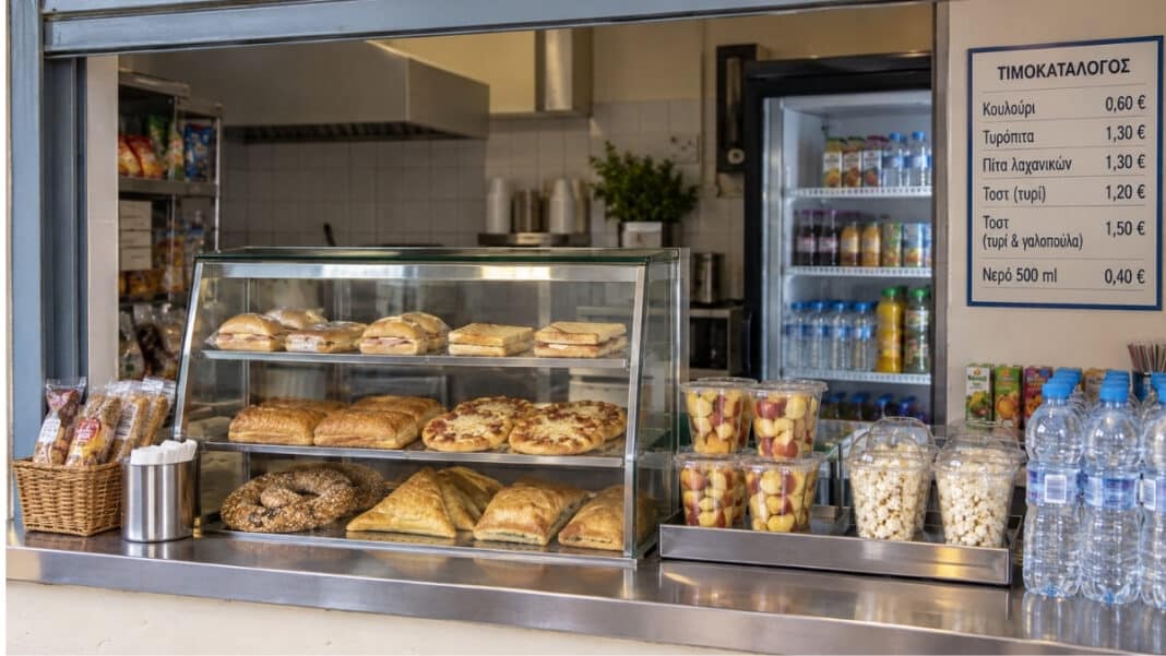 Σχολικά κυλικεία: Μικρότερες μερίδες και ποσότητες, αλλά οι τιμές παραμένουν ίδιες - Οι μαθητές πληρώνουν το ίδιο για λιγότερο προϊόν