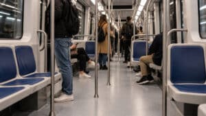 Καθιστοί ή όρθιοι στο μετρό; Πόσες θερμίδες καίμε παραπάνω παραμένοντας όρθιοι και... αξίζει την κούραση;