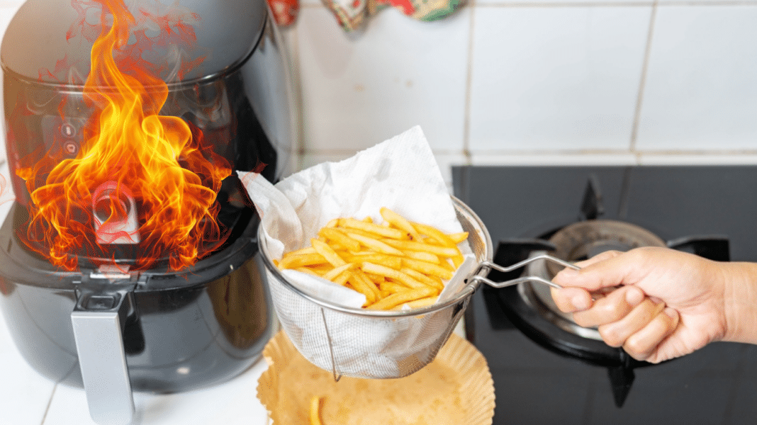 Air fryer: Το μέρος που ΔΕΝ πρέπει να βάλεις ΠΟΤΕ τη φριτέζα σου για να αποφύγεις ενδεχόμενο πυρκαγιάς