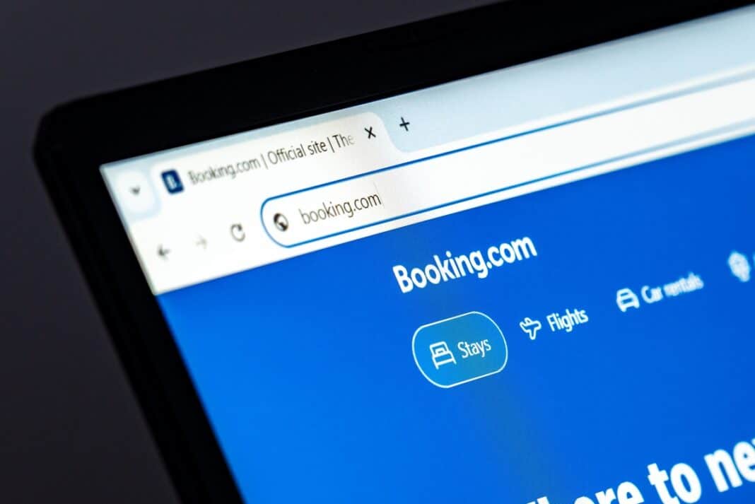 Έρευνα της Κομισιόν στη Booking.com για ψεύτικα καταλύματα, μηνύματα phishing και κρυφές διαφημίσεις